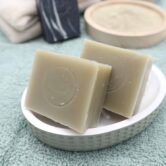 Petits savons au sapin l'argile verte Balade en forêt saponifiés à froid et fabriqués par la savonnerie Savaé en Haute-Savoie Grand Annecy dans un porte savon