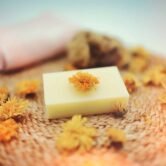 savon calendula avec des fleurs de calendula, savon doux et surgras pour toute la famille