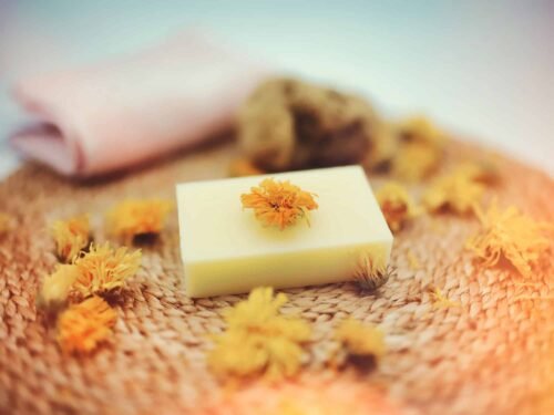 savon calendula savon calendula avec des fleurs de calendula, savon doux et surgras pour toute la famille