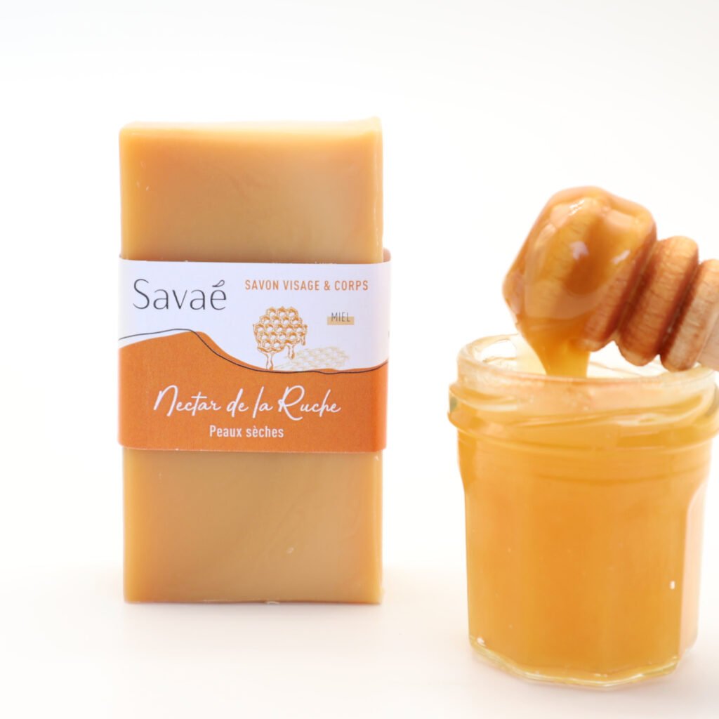 Le miel : l’or liquide qui sublime notre savon Nectar de la ruche 3 savon surgras au miel et à l'huile d'olive de Provence fabriqué par la savonnerie artisanale Savaé