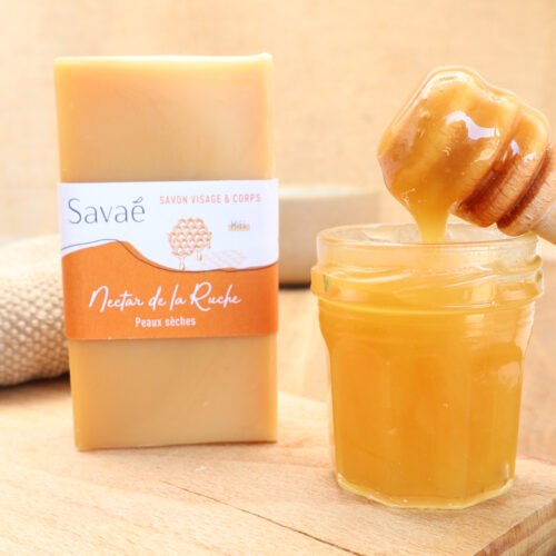 savon-surgras-au-miel savon à froid surgras au miel posé à côté d'un petit pot de miel avec sa cuillère