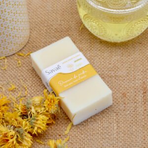 savon à froid surgras au calendula sur set de table avec fleurs de souci séchées et huile de tournesol oléique