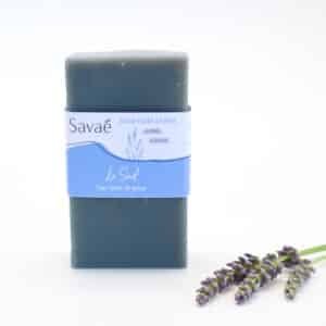 savon à froid surgras à l'huile de chanvre et à la lavande fine fabriqué par la savonnerie artisanale Savaé posé à côté d'une branche de lavande