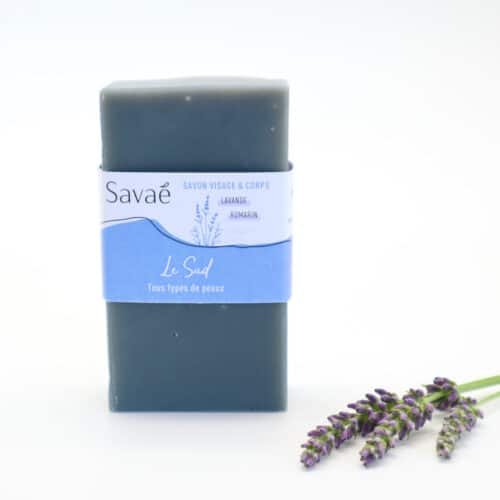 savon à froid surgras à l'huile de chanvre et à la lavande fine fabriqué par la savonnerie artisanale Savaé posé à côté d'une branche de lavande