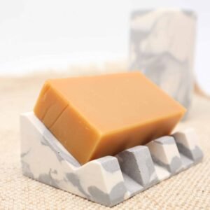 porte-savon-incliné-grand porte-savon incliné en jesmonite avec savon à froid 100g au miel