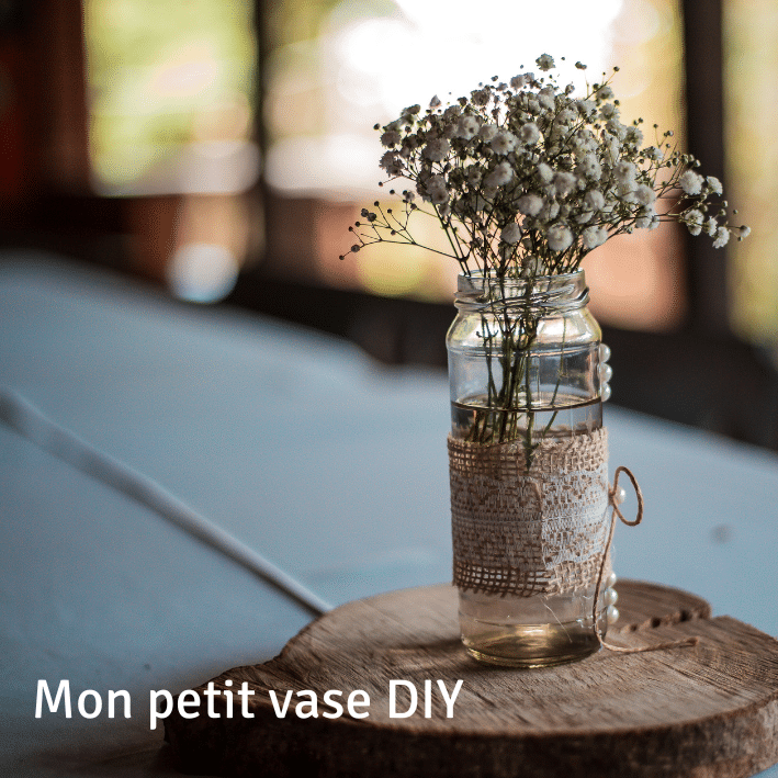 bouquet de fleurs naturelles dans un petit vase