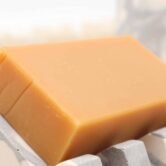 porte-savon incliné en jesmonite avec savon à froid 100g au miel