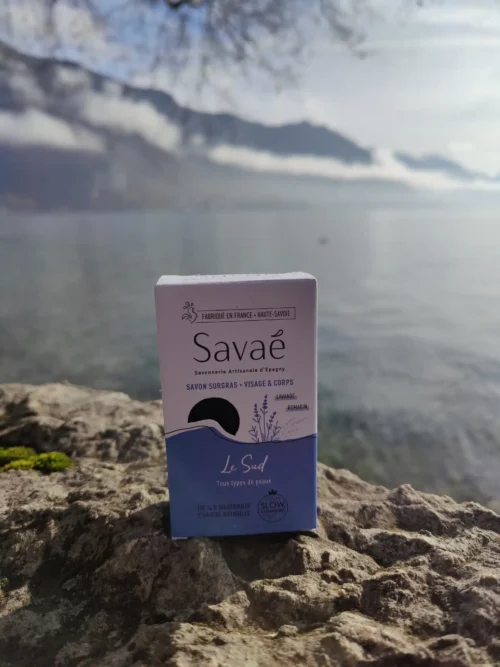 savon savaé lac haute-savoie savon savaé devant le Lac d'Annecy en Haute-savoie vue des jardins de l'Impérial Palace