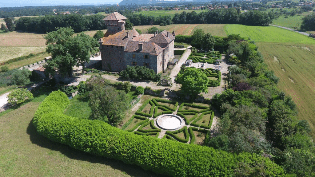 Château d'Avully en Haute-savoie vue du ciel par drone