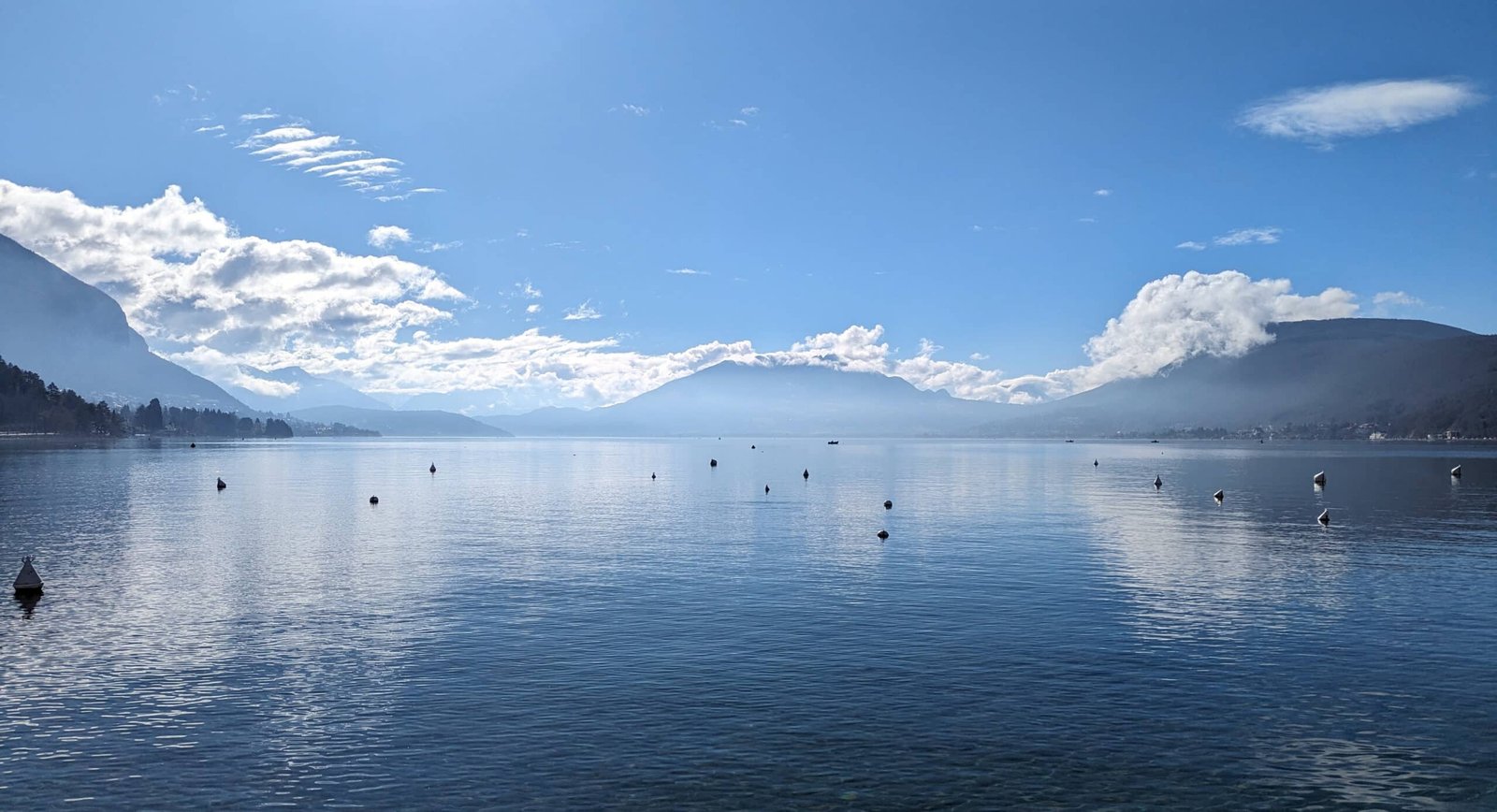 photo du lac d'Annecy prise d'Albigny en lumière rasante dans les tons de bleu