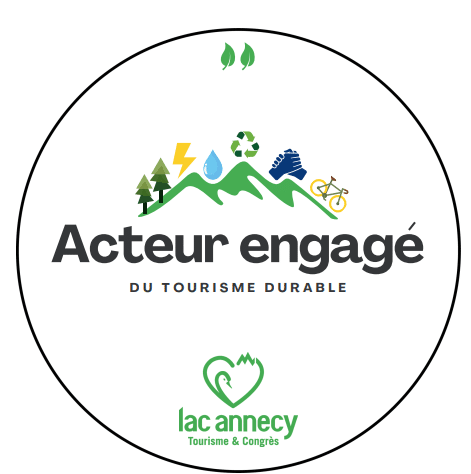 macaron illustrant l'obtention de la mention Acteur engagé par l'office de tourisme du lac d'Annecy