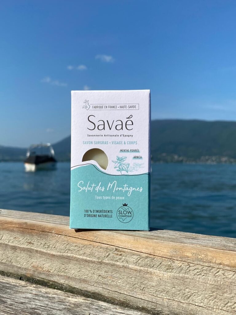 Savon Salut des montagnes pris en photo devant le lac à Veyrier du lac