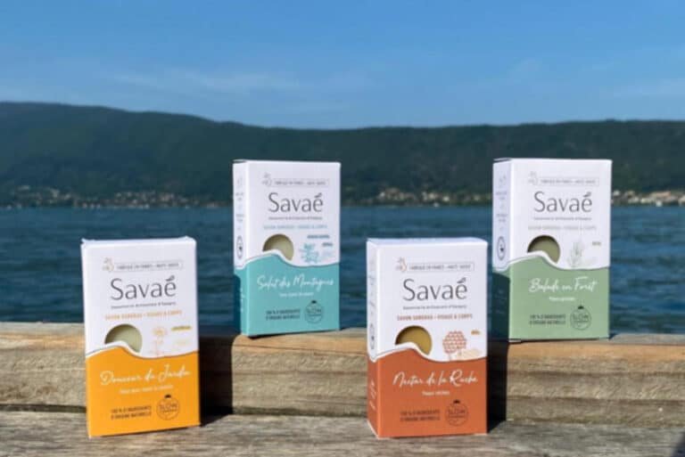 Savons savaé dans leur emballage en carton devant le lac d'Annecy. photo prise du bord du lac à Veyrier du lac