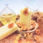 savon au calendula saponifié à froid accompagné d'huile de tournesol haute oléique et de fleurs de calendula séchées