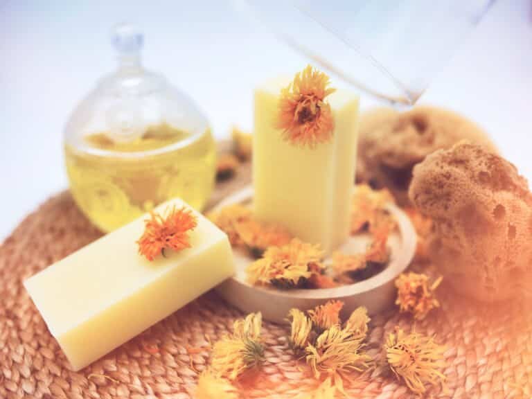 savon au calendula saponifié à froid accompagné d'huile de tournesol haute oléique et de fleurs de calendula séchées