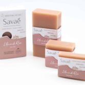 savon enrichi à l'huile d'amande douce surgras, saponifié à froid, couleur argile rose