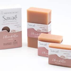 savon enrichi à l'huile d'amande douce surgras, saponifié à froid, couleur argile rose