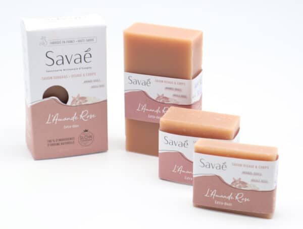 savon enrichi à l'huile d'amande douce surgras, saponifié à froid, couleur argile rose