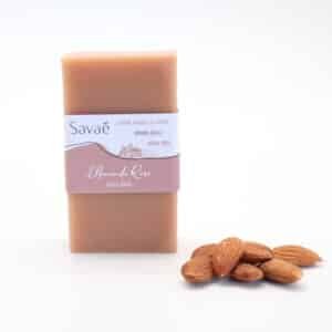 savon surgras à l'huile d'amande douce posé sur fond blanc avec quelques amandes