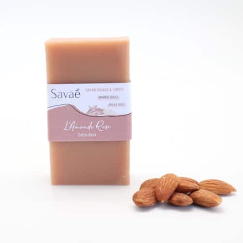 savon surgras à l'huile d'amande douce posé sur fond blanc avec quelques amandes