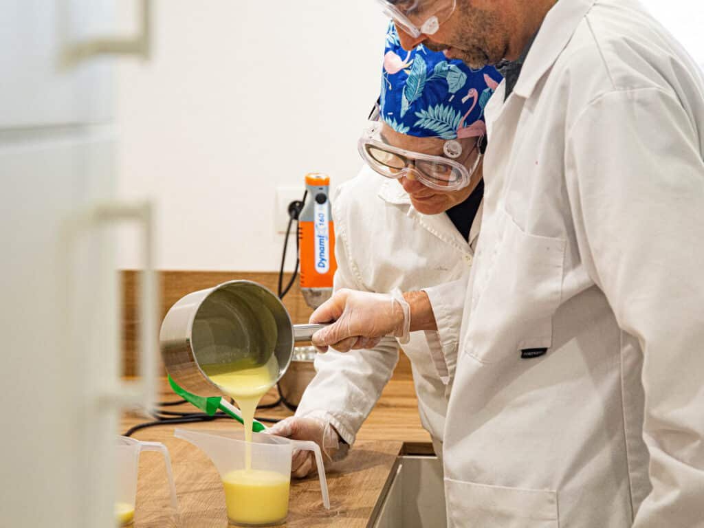 Deux personnes en train de fabriquer du savon à froid lors de l'atelier savon à Annecy chez Savaé en Haute-Savoie