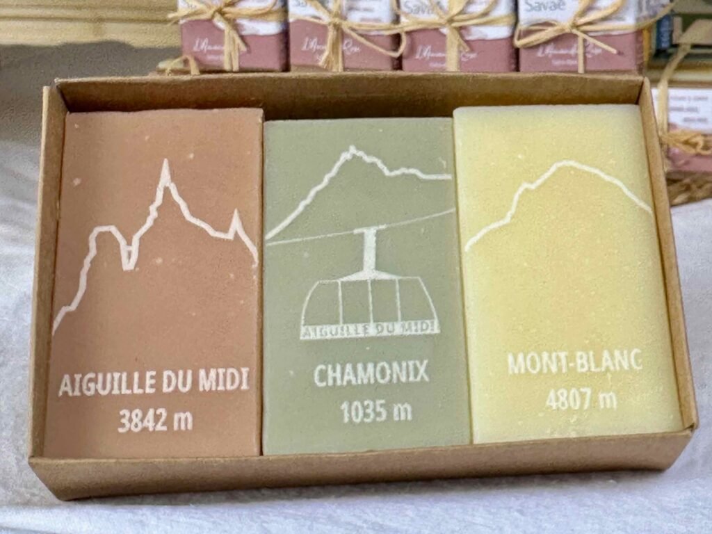 Savons personnalisés 17 coffrets de savons personnalisés Chamonix : un Aiguille du midi, un Chamonix, et un Mont Blanc. Fabriqués par Savaé savonnerie artisanale d'Epagny