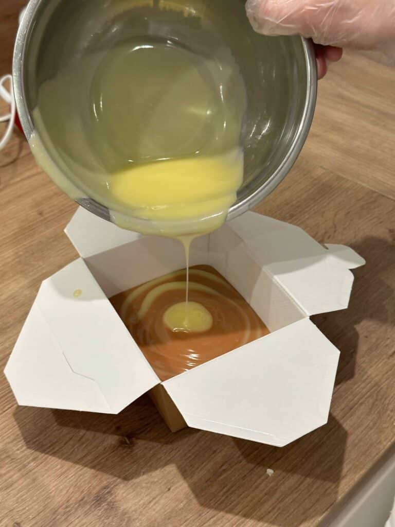 coulage d'un savon à froid bicolore lors de l'atelier savon chez Savaé à Annecy