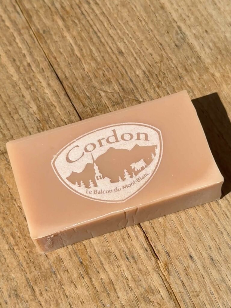 Savons personnalisés 14 savons personnalisés pour office de tourisme de cordon- savon L'amande rose avec gravure laser du logo de Cordon en Haute-Savoie. Fabricant Savaé savonnerie artisanale en Haute-Savoie