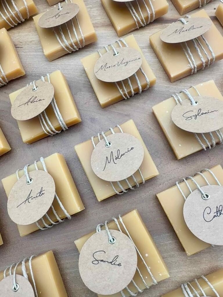 Savons personnalisés 13 savons personnalisés avec ficelle et étiquettes kraft type mariage bohème fabriqués en saponification à froid par la savonnerie artisanale Savaé - Made in France
