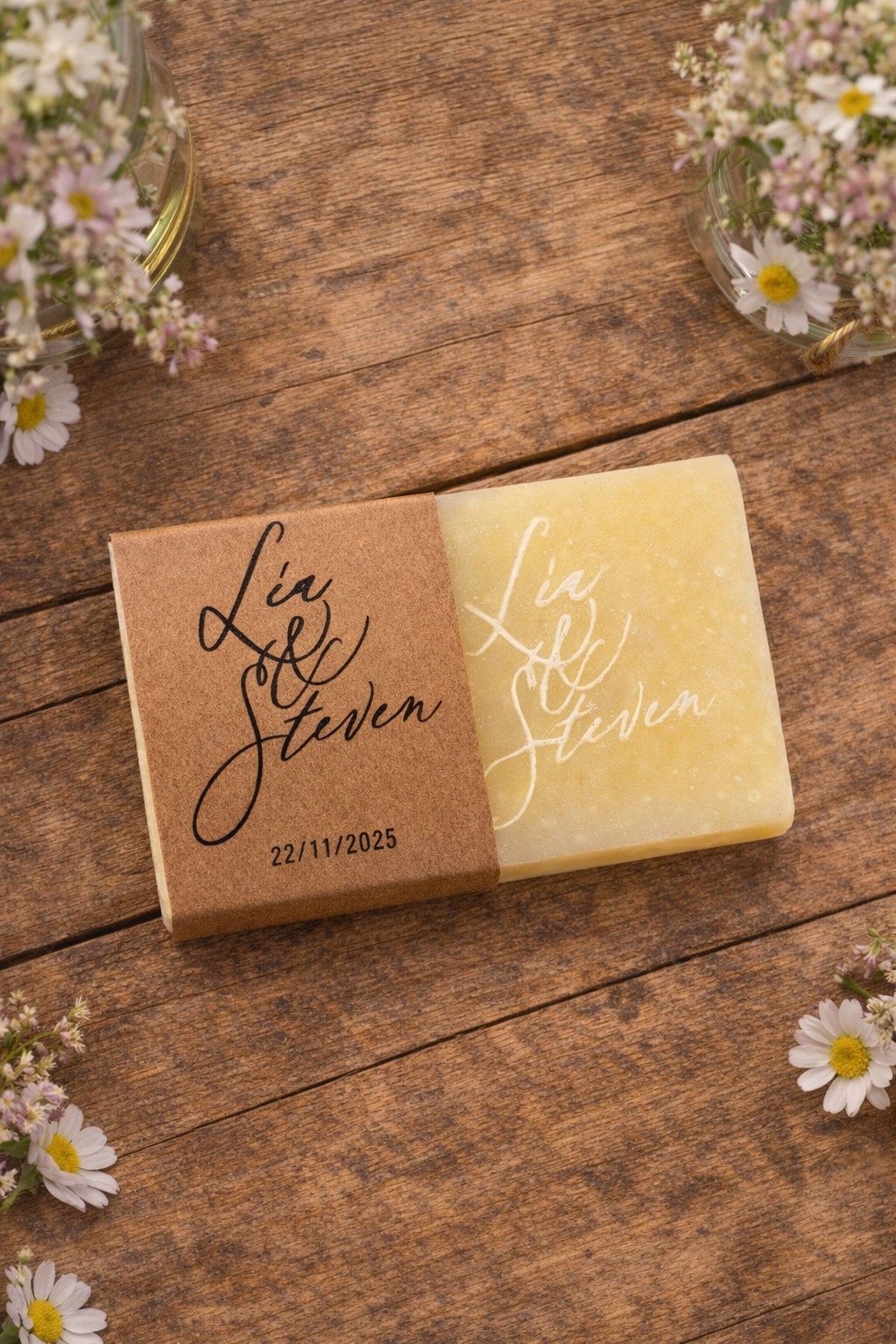 Savons personnalisés 4 savons personnalisés avec gravure laser Léa et Steven pour un mariage fabriqués par Savaé savonnerie artisanale à Annecy (Haute-Savoie) posé sur une table en bois