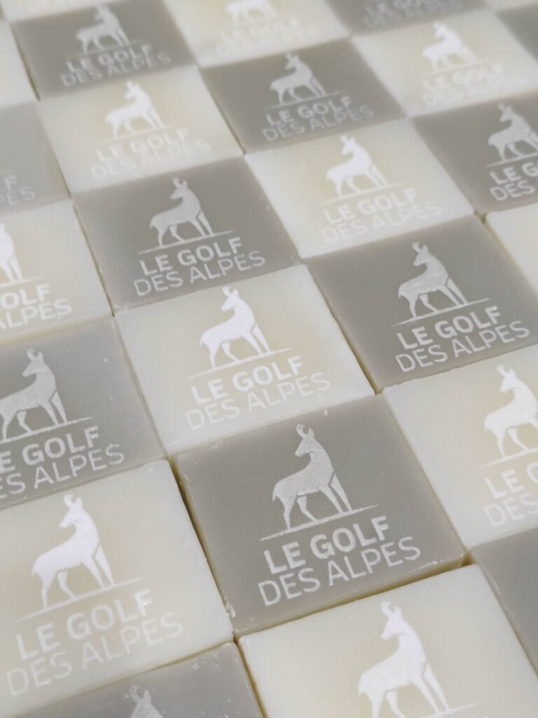 Savons personnalisés 1 savons personnalisés mis comme un damier avec gravure laser logo du golf des Alpes.Fabriqués par la savonnerie artisanale Savaé en Haute-Savoie