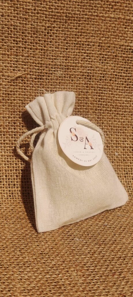 Savons personnalisés 8 sachet en contenant contenant un savon saponifié à froid de la savonnerie savaé avec une étiquette personnalisée - fait main en Haute-Savoie