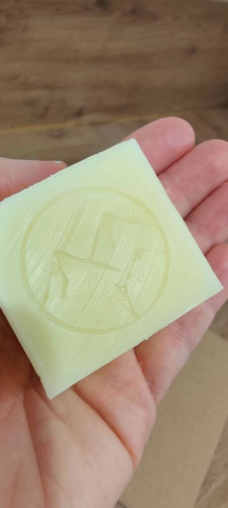 Savons personnalisés 9 savon personnalisé tamponné avec un logo - saponifié à froid- fait main par Savaé atelier de cosmétiques en Haute-Savoie