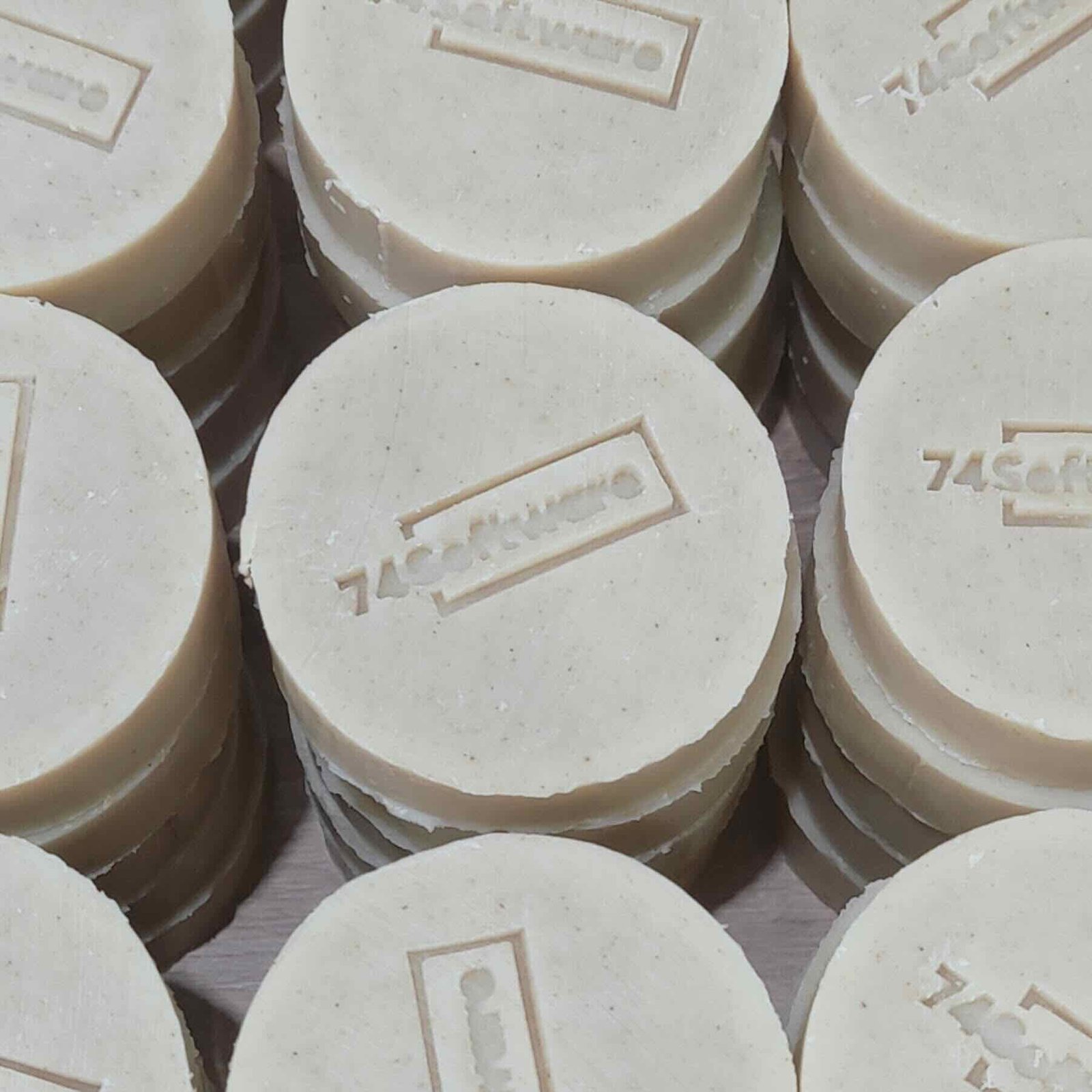 Savons personnalisés 6 pile de savons ronds personnalisés avec tamponnage fabriqués en saponification à froid par la savonnerie Savaé